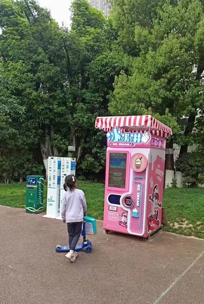 Distributeur automatique de crème glacée dans un grand centre commercial